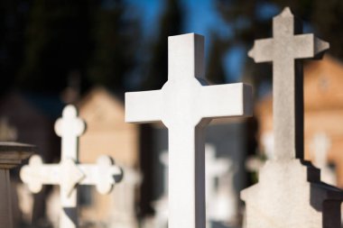 Sevilla, Endülüs, İspanya 'daki Cementerio de San Fernando' daki mezar taşlarının detaylı görüntüsü huzur ve sükuneti vurguluyor..