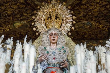 İspanya 'nın Sevilla kentinde düzenlenen Kutsal Cuma geçit töreninden sonra Umut Bakiresi Macarena mumlarla süslenmişti..