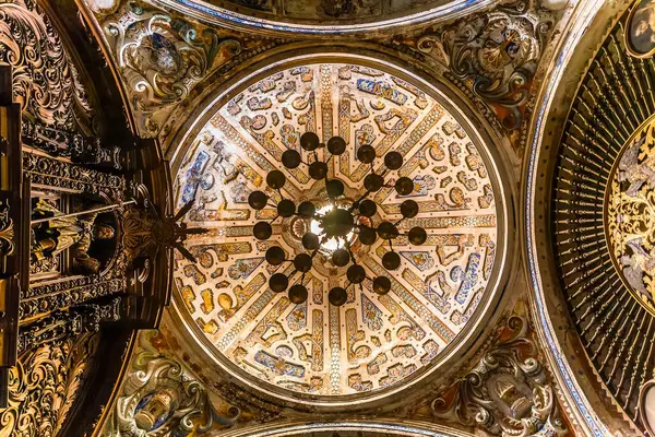 Sanlucar de Barrameda 'daki Iglesia de la O' nun güzel, karmaşık tavanı, İspanya 'nın Endülüs eyaletinde Barok mimari detaylarını gözler önüne seriyor..