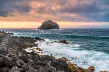 Kuzey Tenerife, Kanarya Adaları, İspanya 'daki Garachico' nun kayalık kıyı şeridinin dramatik uzun pozu. Okyanusun engebeli güzelliğini ve gücünü yakalar..
