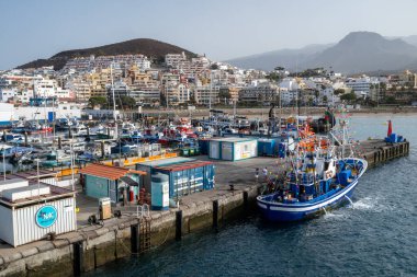 İspanya 'nın Tenerife kentindeki Los Cristianos Limanı' na kenetlenmiş renkli balıkçı teknelerinin manzarası..
