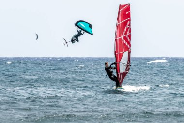 İspanya 'nın El Medano şehrinde düzenlenen Dünya Rüzgar sörfü Şampiyonası' na katılanlar. Ağustos 2024 'te denizdeki heyecan verici aksiyon ve dinamik performanslar.