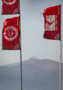 El Medano, Tenerife 'de Windsurf Dünya Şampiyonası için pankartlar, arka planda Teide Dağı silueti.