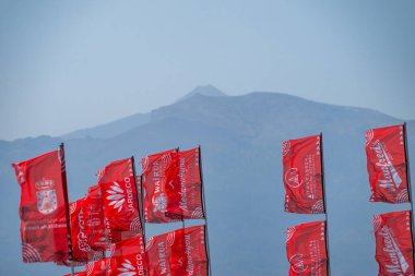 El Medano, Tenerife 'de Windsurf Dünya Şampiyonası için pankartlar, arka planda Teide Dağı silueti.