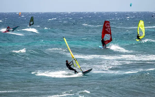 El Medano, Tenerife, İspanya 'da düzenlenen rüzgar sörfü Dünya Şampiyonası' na katılanlar Ağustos 2024 'te dalgalarda yetenek ve adrenalin gösterisi yapıyorlar..