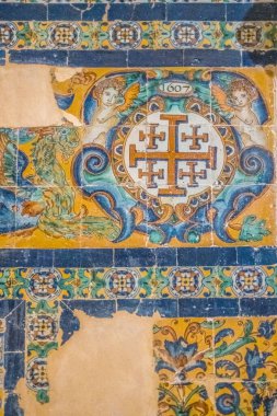 Seville, İspanya, 2 Aralık 2021, Sevilla 'daki Kartuja Manastırı' nın 15. yüzyıl dekoratif fayanslarının ayrıntılı görüntüsü, karmaşık tasarımlar ve tarihi unsurlar sergileniyor..