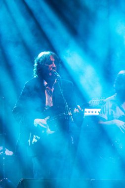 Seville, İspanya, 31 Temmuz 2021, Andres Herrera Pajaro ve grubunun Seville 'deki canlı rock konseri. Canlı sahne ışıkları ve tutkulu müzik 31 Temmuz 2021.