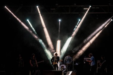 Seville, İspanya, 31 Temmuz 2021, Seville, İspanya 'da canlı bir rock grubu sahne almaktadır. Canlı ışıklandırma, heyecan verici bir müzik deneyiminin özünü yakalayarak, elektrik atmosferini güçlendirir..