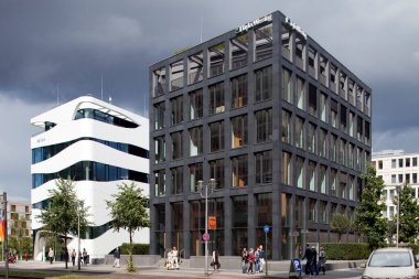 Berlin, Almanya, 24 Temmuz 2009, Taylor Wessing ve Otto Bock 'un modern yapıları, Berlin' de çağdaş mimariyi sergilemek için Ebert caddesinde yan yana duruyorlar..