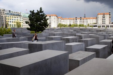 Berlin, Almanya, 24 Temmuz 2009. İnsanlar Berlin 'deki Yahudi Soykırımı Anıtı' nın katı beton levhalarında yürüyor..