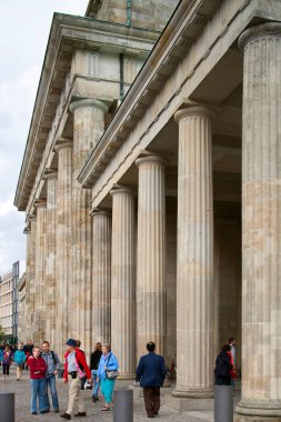 Berlin, Almanya, 24 Temmuz 2009, Brandenburg Kapısı 'nın etkileyici sütunlarının yanından geçen insanlar, Almanya' nın orta kesiminde canlı bir günde,.