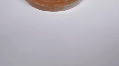 Tahta bir tabakta organik palmiye şekeri silindiri. 