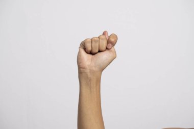 Elle sağır alfabe harfi T. İşaret dilindeki 'T' harfi, beyaz arka planda izole edilmiş. El hareketleriyle. İşitme engelli. Görsel manuel modüle sahip diller. sağır işaretleri.