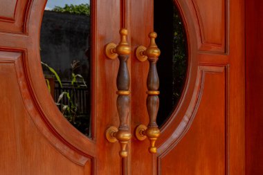 Eski moda bir evin kapı kolunu altın rengi ve parlak kırmızı kapılı kapat..