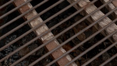 Demir su boruları artık işlevsel değil, hasarlı ve bakımsız..