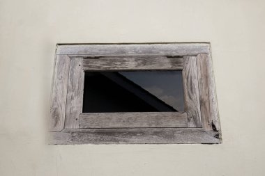 Yatak odasının pencereleri koyu siyah camlı soluk kahverengi..