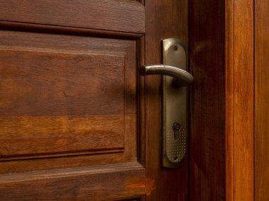 Eski moda bir evin kapı kolunu altın rengi ve parlak kırmızı kapılı kapat..