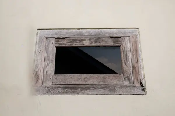 Yatak odasının pencereleri koyu siyah camlı soluk kahverengi..