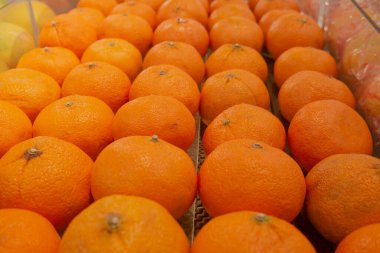 Yerel çiftçi pazarında taze portakallar. Sağlıklı yemek..