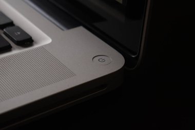 Akıllı bir bilgisayar ya da dizüstü bilgisayardaki gümüş güç düğmesini kapat.