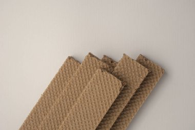 Yakın çekim gofret beyaz arkaplanda izole edilmiş. Beyaz arka planda izole edilmiş dikdörtgen çikolatalı gofret. Atıştırmalık fotoğraf konsepti.