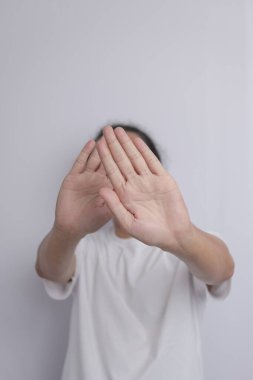 Farkındalık ya da çatışma için beyaz arka planda mağdur ile istismar, el ve dur. Aile içi şiddet, korunma veya nefsi müdafaa için el hareketi. Rüşvet biçimlerinin reddedilmesi.