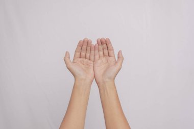 İki avuç içi barış jesti olarak açılır ve beyaza izole edilmiş bir şekilde şükranlarını sunarlar. Düz konsept olarak iki avuç içi açık dua, barış ve istek jesti olarak.