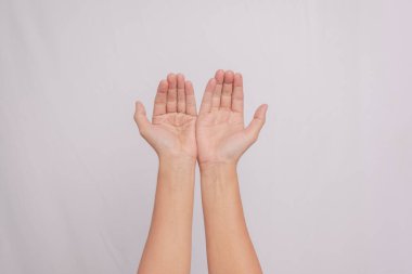 İki avuç içi barış jesti olarak açılır ve beyaza izole edilmiş bir şekilde şükranlarını sunarlar. Düz konsept olarak iki avuç içi açık dua, barış ve istek jesti olarak.