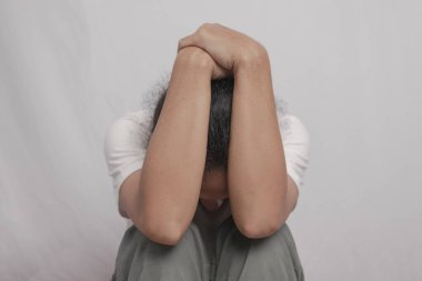 Depresyonlu, kaygılı, depresif, depresif, evde yalnız başına ağlayan yorgun, hastalıklı, duygusal sorunları olan Asyalı bir adam..