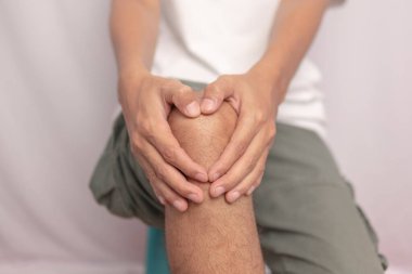 Diz ağrısı. Adam el ele ayakta duruyor. sağlık kavramları.