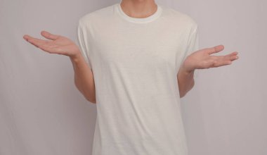 - Ne? - Neden? Şok olmuş ve hayal kırıklığına uğramış genç adam, başarısız olmak için sebep ararken beyaz arka plandaki sorundan kuşkulu bir rahatsızlık gösteriyor..