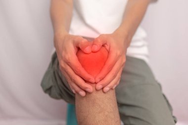 Diz ağrısı. Adam el ele ayakta duruyor. sağlık kavramları.