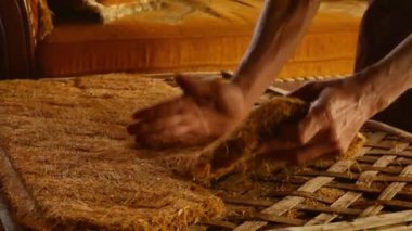 Tütün yapraklarını paketleme işlemi bir subay tarafından pazarlanmaya hazır hale getirildi. Kurutulmuş tütün yapraklarını sarmanın geleneksel yolu. Doğranmış tütün yapraklarının kalitesini kontrol etme süreci