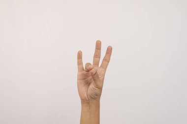 Kafkas erkek eli, beyaz stüdyo arka planında izole edilmiş 7 numaralı jesti gösteriyor. Özürlüler için el numarası kavramı.