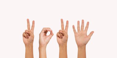 Kadın ya da erkek elleri 2025 sayısını gösteriyor. Mutlu yıllar ve tatil konsepti. Günbatımında yeni yıl. 2025 yılının başlangıcına hoş geldiniz. Yılı elle imzala.