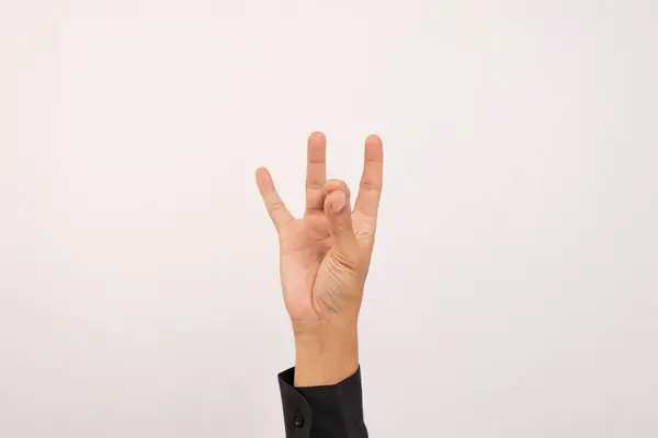 Beyaz erkek eli, beyaz stüdyo arka planında izole edilmiş sekiz figürlü jest gösteriyor. Özürlüler için el numarası kavramı.