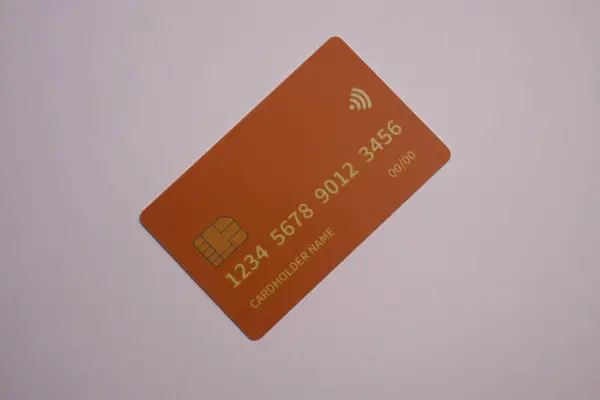 İzole edilmiş nesneyle tek renk kredi ve banka kartı. Gelecekte bir kart kullanarak kolay ödeme yöntemi.