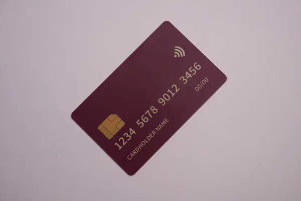 İzole edilmiş nesneyle tek renk kredi ve banka kartı. Gelecekte bir kart kullanarak kolay ödeme yöntemi.