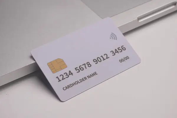 Dizüstü bilgisayarın önüne yerleştirilen banka ve kredi kartlarını kapat. Online alışveriş ödemesi ve perakende konsepti. Model modeller ve sahte kredi kartları. Renkli kredi kartı.