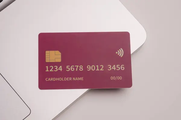 Dizüstü bilgisayarın önüne yerleştirilen banka ve kredi kartlarını kapat. Online alışveriş ödemesi ve perakende konsepti. Model modeller ve sahte kredi kartları. Renkli kredi kartı.