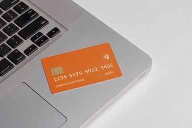 Dizüstü bilgisayarın önüne yerleştirilen banka ve kredi kartlarını kapat. Online alışveriş ödemesi ve perakende konsepti. Model modeller ve sahte kredi kartları. Renkli kredi kartı.