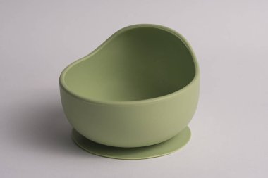 Yeşil silikon bebek kasesi. Bebek besleme ve beslenme konsepti.