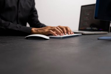 Bir adam bilgisayarın önünde oturuyor ve onu çalıştırıyor. Borsa simsarlığı ekibinden bir adam borsa ve ticaret ofisindeki yatırım amaçlı hareketliliği izleme üzerine bir konuşma yapıyor..