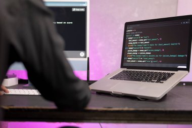 Profilde profesyonel tişört uzmanı Html veritabanı yapı ekranı takan iyi bir adamın profili var. İnsan bir web sitesi için algoritma yaratıyor.