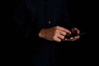 Akıllı telefonu işaret eden Asyalı işadamı, hisse senedi hareketlerini izlemek ve takıma hedefler hakkında bilgi vermek için tablet ekranı. İzole edilmiş bir adam tableti göstererek ona işaret ediyor..