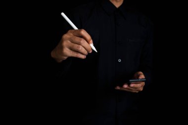 İş adamı, iş dünyasının büyüme grafiğini ve ilerlemesini çizdi ve mali ve yatırım verilerini, iş planlamasını ve kara fon stratejisini analiz etti.