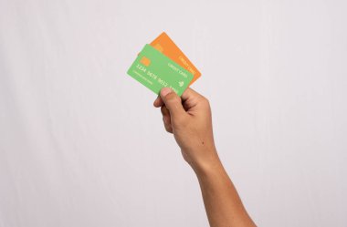 Beyaz arka planda el ele tutuşma kartı.