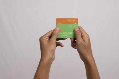 Beyaz arka planda el ele tutuşma kartı.