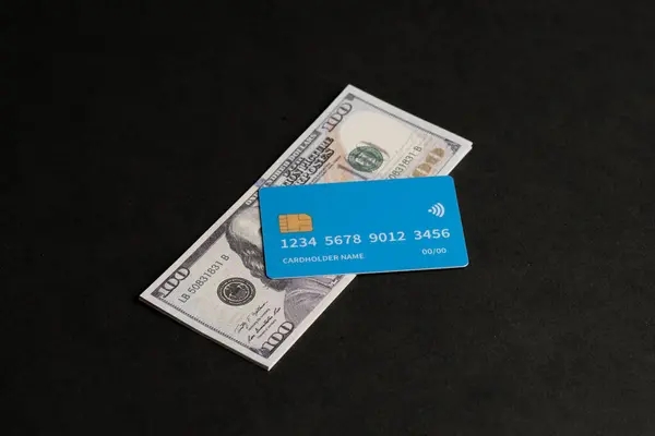 Bir renk kredi kartı ve banka kartı ve dolar banknotları ya da dolar banknotları izole edilmiş nesneler. Gelecekte kartları kullanarak kolay ödeme yöntemi.