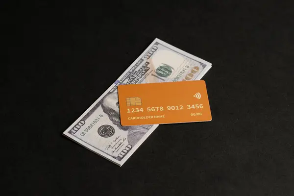 Bir renk kredi kartı ve banka kartı ve dolar banknotları ya da dolar banknotları izole edilmiş nesneler. Gelecekte kartları kullanarak kolay ödeme yöntemi.